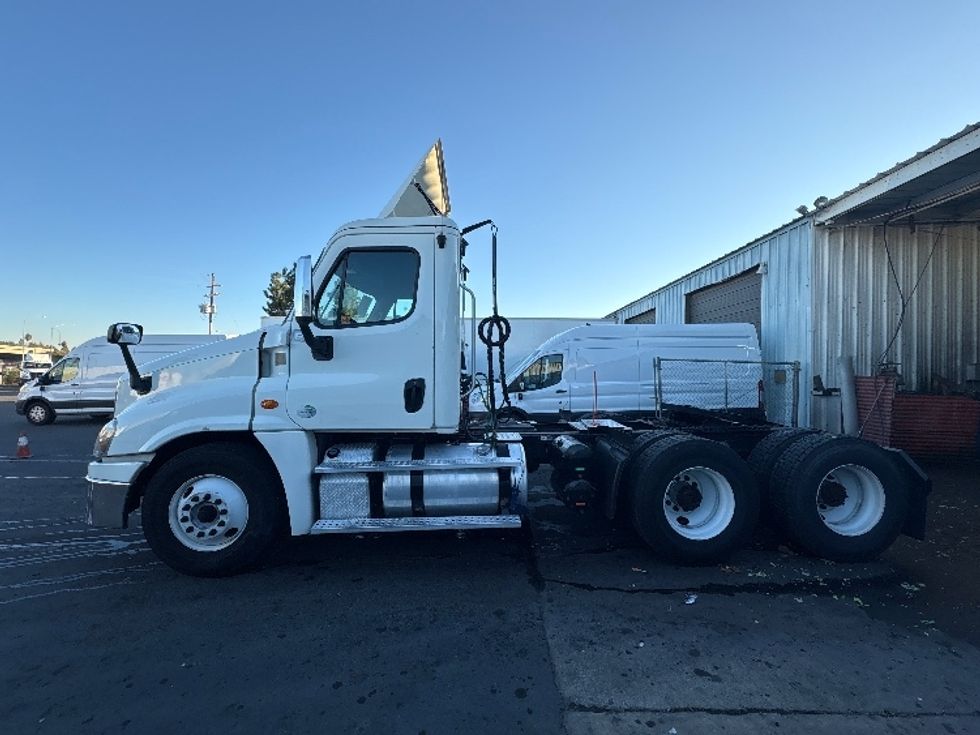 Day Cab Tractor-Heavy Duty Tractors-Freightliner-2018-Cascadia 12564ST-West Sacramento-CA-431,257\n\t\tmiles-$ 35,000 - Image 4