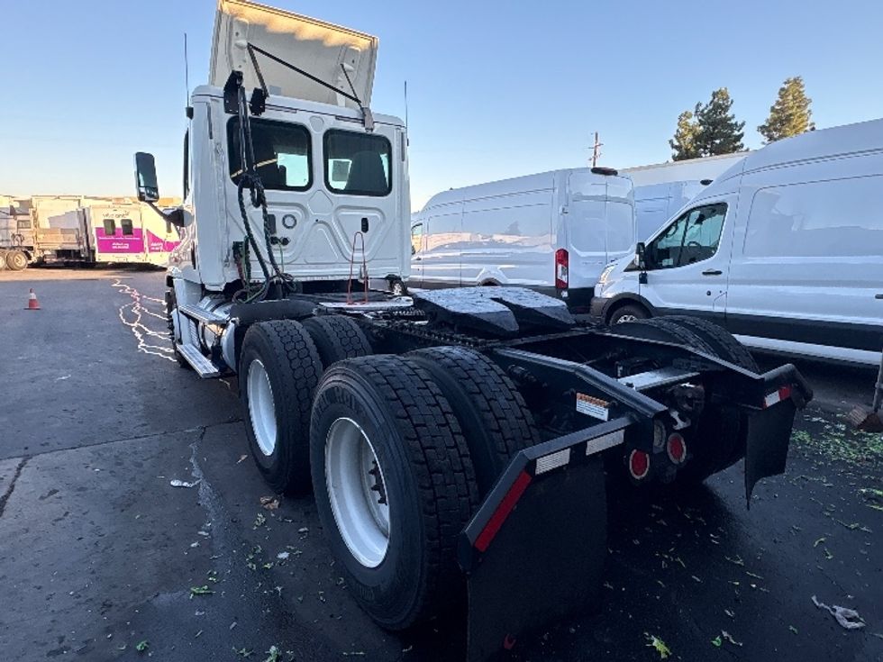 Day Cab Tractor-Heavy Duty Tractors-Freightliner-2018-Cascadia 12564ST-West Sacramento-CA-431,257\n\t\tmiles-$ 35,000 - Image 5