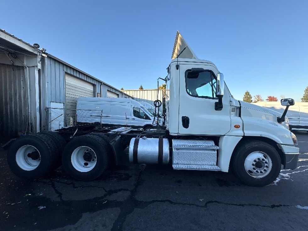 Day Cab Tractor-Heavy Duty Tractors-Freightliner-2018-Cascadia 12564ST-West Sacramento-CA-431,257\n\t\tmiles-$ 35,000 - Image 8