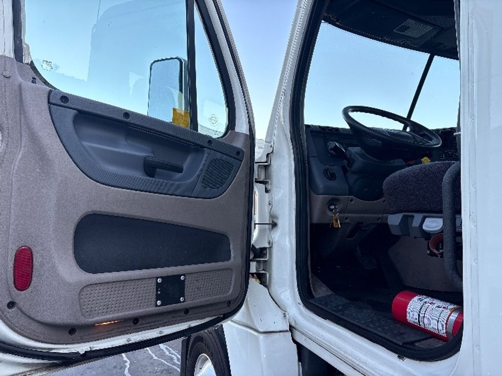 Day Cab Tractor-Heavy Duty Tractors-Freightliner-2018-Cascadia 12564ST-West Sacramento-CA-431,257\n\t\tmiles-$ 35,000 - Image 9