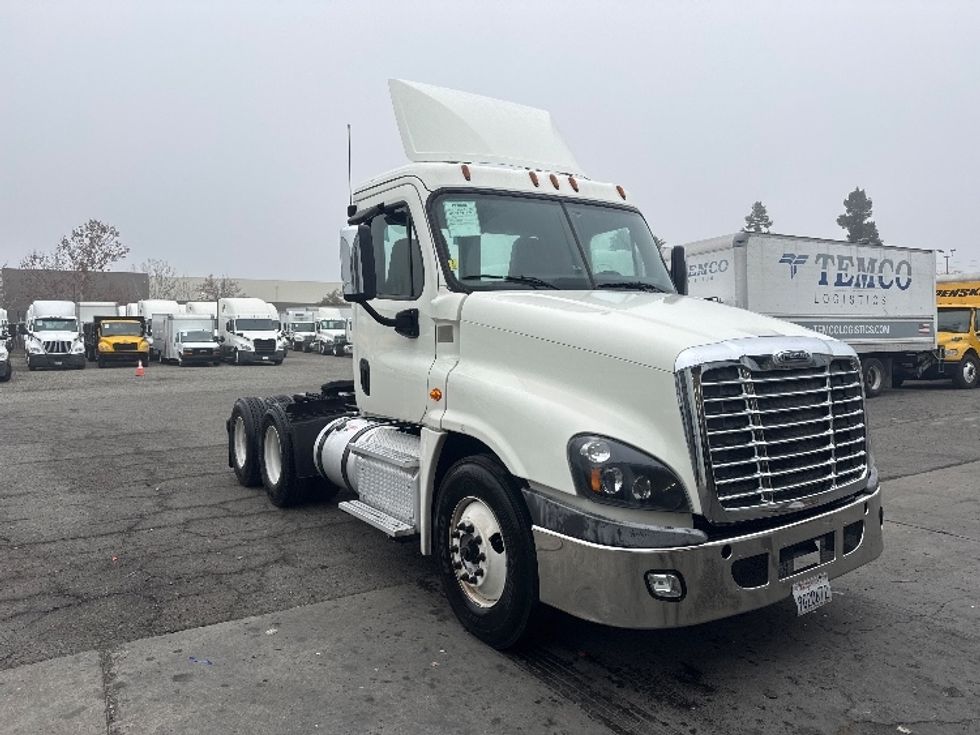 Day Cab Tractor-Heavy Duty Tractors-Freightliner-2018-Cascadia 12564ST-West Sacramento-CA-434,740\n\t\tmiles-$ 35,000 - Image 1