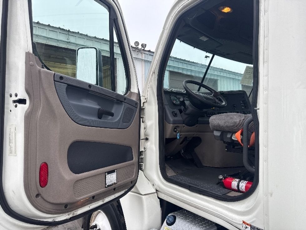 Day Cab Tractor-Heavy Duty Tractors-Freightliner-2018-Cascadia 12564ST-West Sacramento-CA-434,740\n\t\tmiles-$ 35,000 - Image 10