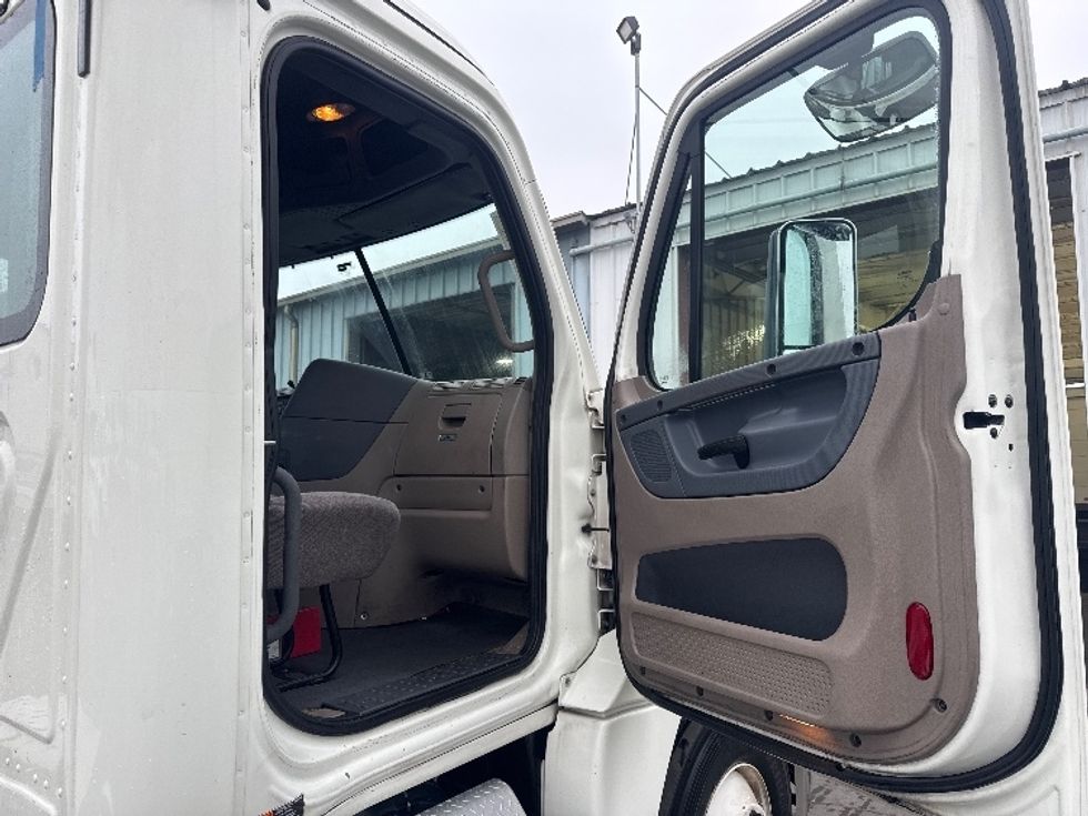 Day Cab Tractor-Heavy Duty Tractors-Freightliner-2018-Cascadia 12564ST-West Sacramento-CA-434,740\n\t\tmiles-$ 35,000 - Image 12