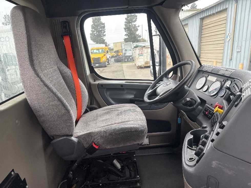 Day Cab Tractor-Heavy Duty Tractors-Freightliner-2018-Cascadia 12564ST-West Sacramento-CA-434,740\n\t\tmiles-$ 35,000 - Image 14