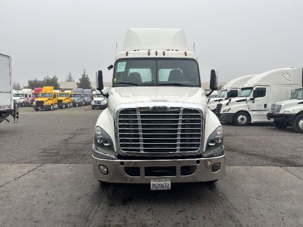Day Cab Tractor-Heavy Duty Tractors-Freightliner-2018-Cascadia 12564ST-West Sacramento-CA-434,740\n\t\tmiles-$ 35,000 - Image 2
