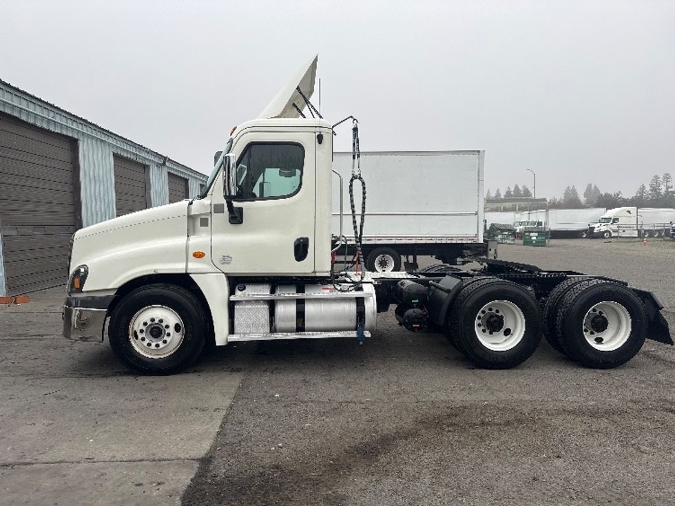 Day Cab Tractor-Heavy Duty Tractors-Freightliner-2018-Cascadia 12564ST-West Sacramento-CA-434,740\n\t\tmiles-$ 35,000 - Image 4