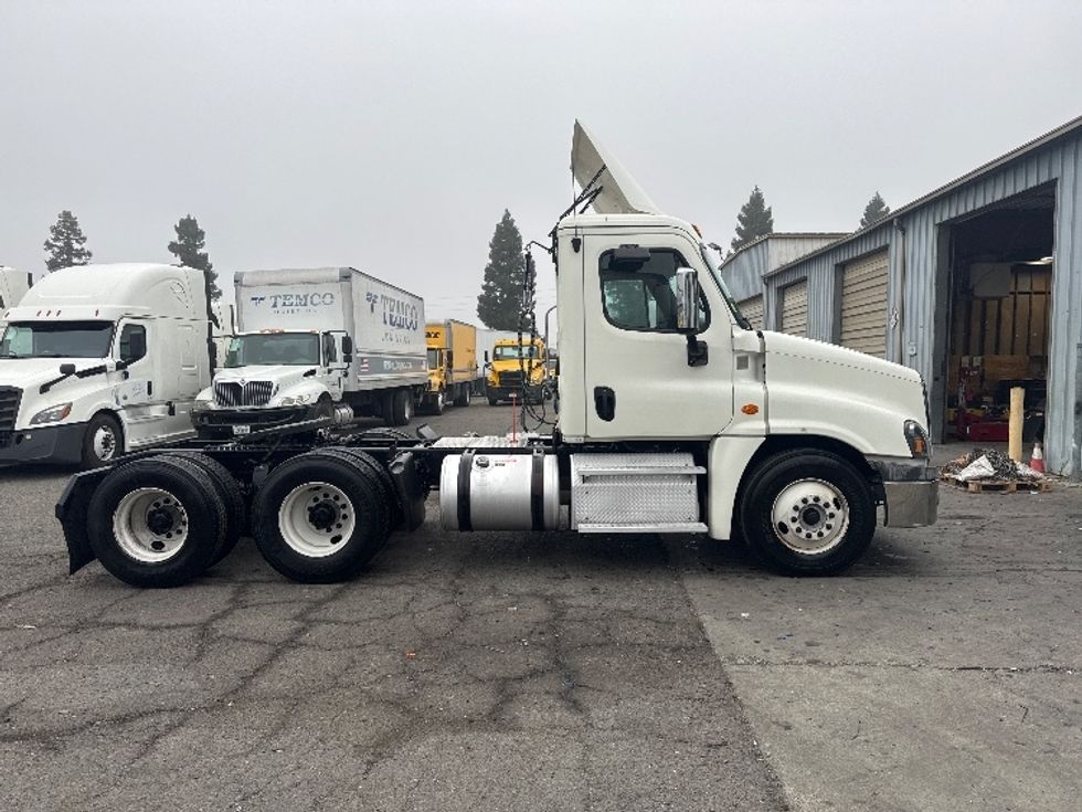 Day Cab Tractor-Heavy Duty Tractors-Freightliner-2018-Cascadia 12564ST-West Sacramento-CA-434,740\n\t\tmiles-$ 35,000 - Image 9