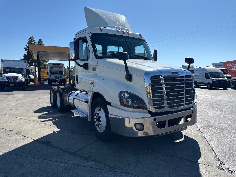 Day Cab Tractor-Heavy Duty Tractors-Freightliner-2018-Cascadia 12564ST-West Sacramento-CA-438,307\n\t\tmiles-$ 34,750 - Image 1