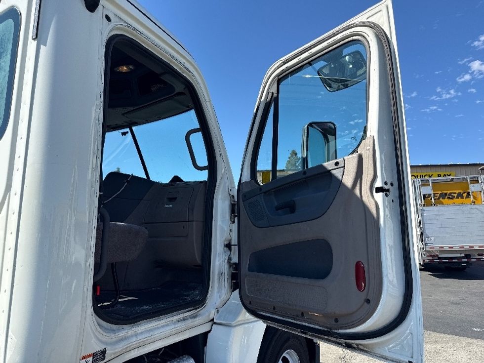 Day Cab Tractor-Heavy Duty Tractors-Freightliner-2018-Cascadia 12564ST-West Sacramento-CA-438,307\n\t\tmiles-$ 34,750 - Image 12