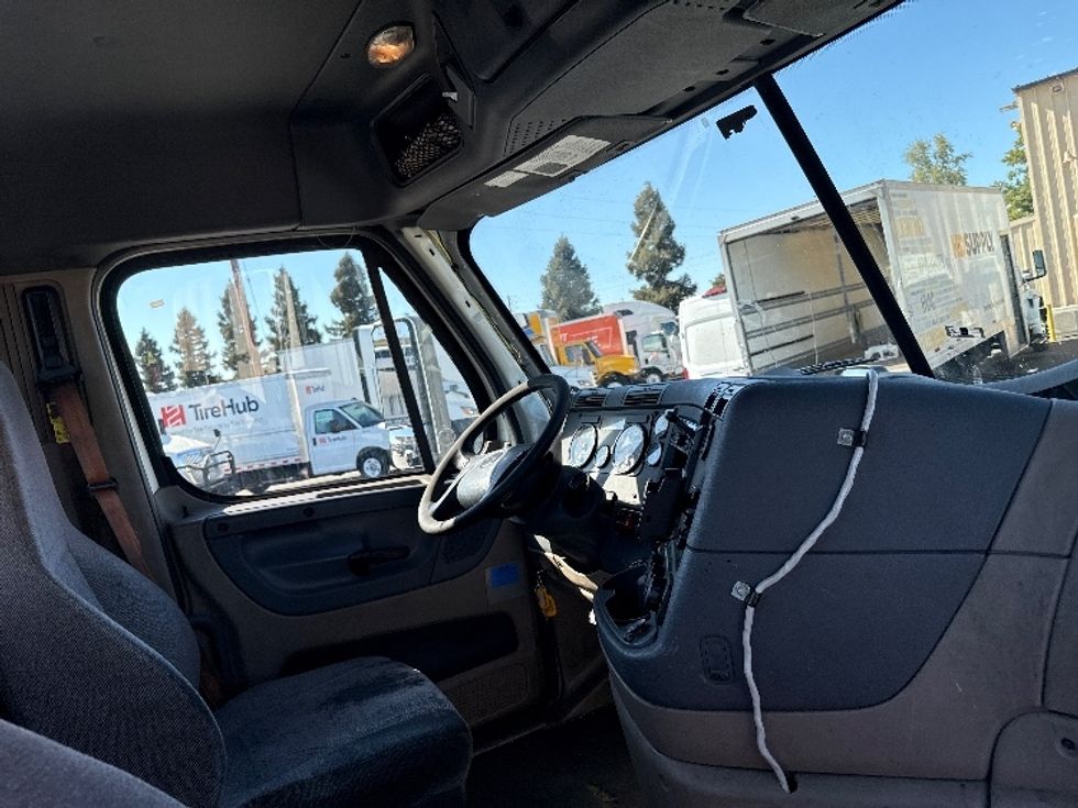 Day Cab Tractor-Heavy Duty Tractors-Freightliner-2018-Cascadia 12564ST-West Sacramento-CA-438,307\n\t\tmiles-$ 34,750 - Image 14