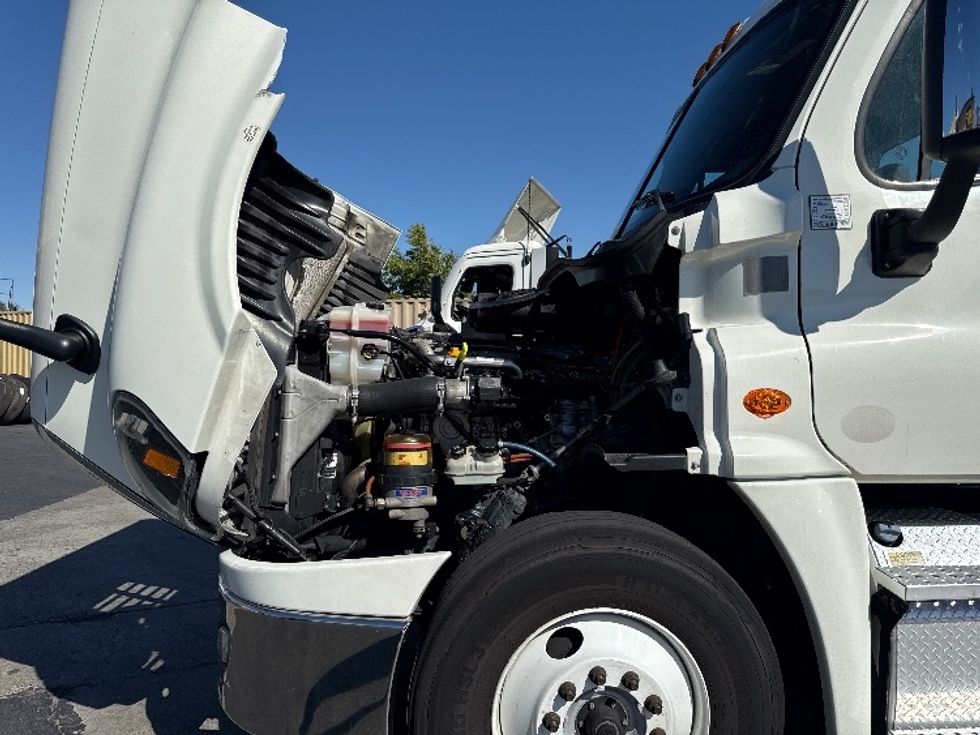 Day Cab Tractor-Heavy Duty Tractors-Freightliner-2018-Cascadia 12564ST-West Sacramento-CA-438,307\n\t\tmiles-$ 34,750 - Image 16