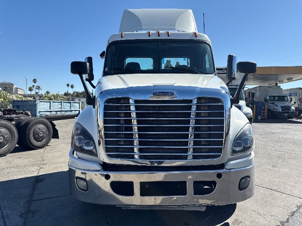 Day Cab Tractor-Heavy Duty Tractors-Freightliner-2018-Cascadia 12564ST-West Sacramento-CA-438,307\n\t\tmiles-$ 34,750 - Image 2