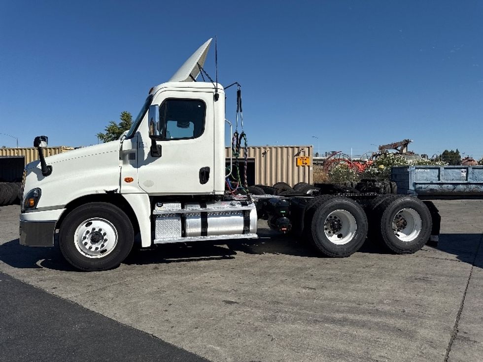Day Cab Tractor-Heavy Duty Tractors-Freightliner-2018-Cascadia 12564ST-West Sacramento-CA-438,307\n\t\tmiles-$ 34,750 - Image 4
