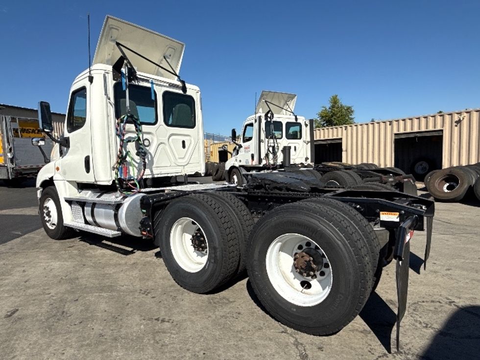 Day Cab Tractor-Heavy Duty Tractors-Freightliner-2018-Cascadia 12564ST-West Sacramento-CA-438,307\n\t\tmiles-$ 34,750 - Image 5
