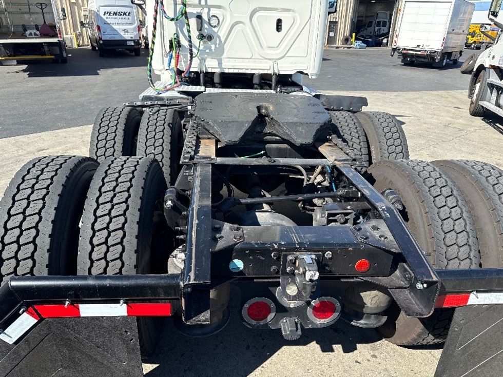 Day Cab Tractor-Heavy Duty Tractors-Freightliner-2018-Cascadia 12564ST-West Sacramento-CA-438,307\n\t\tmiles-$ 34,750 - Image 6