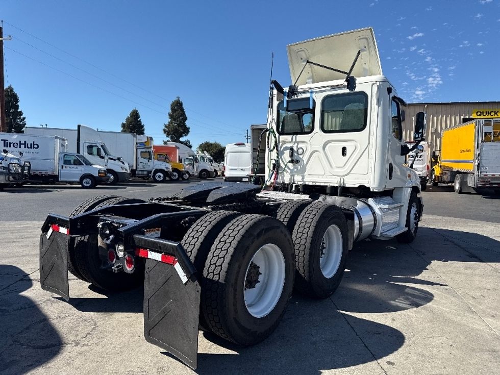 Day Cab Tractor-Heavy Duty Tractors-Freightliner-2018-Cascadia 12564ST-West Sacramento-CA-438,307\n\t\tmiles-$ 34,750 - Image 7