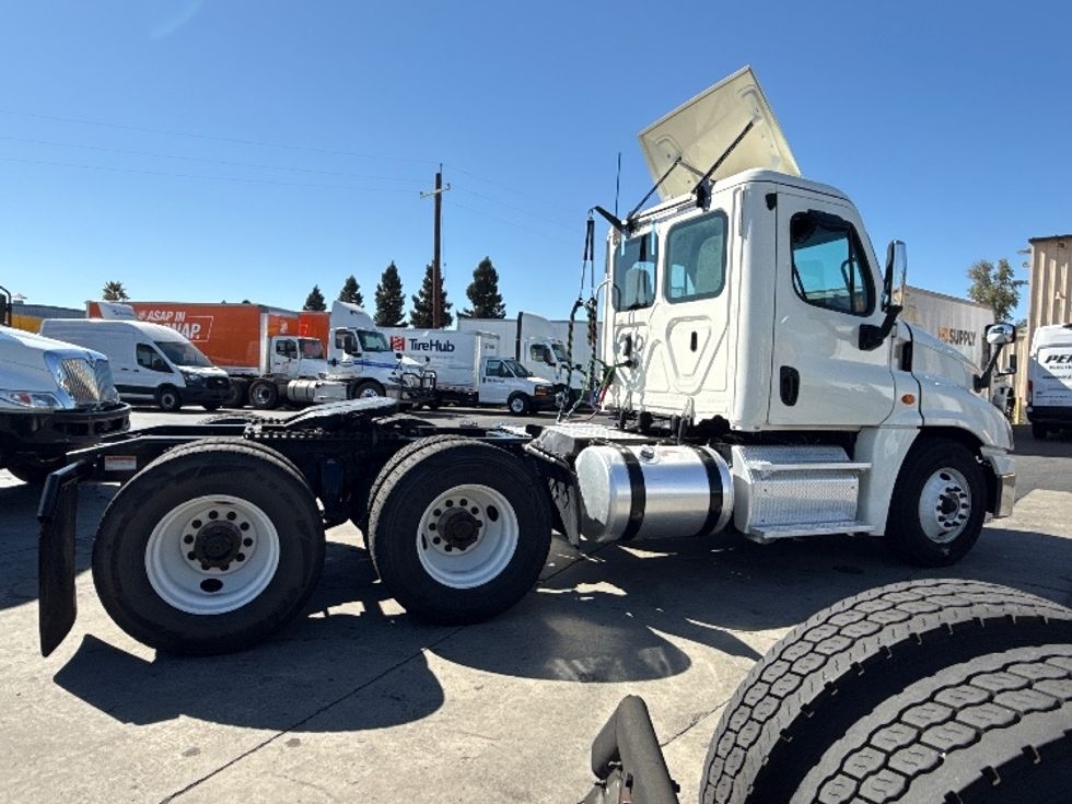 Day Cab Tractor-Heavy Duty Tractors-Freightliner-2018-Cascadia 12564ST-West Sacramento-CA-438,307\n\t\tmiles-$ 34,750 - Image 8