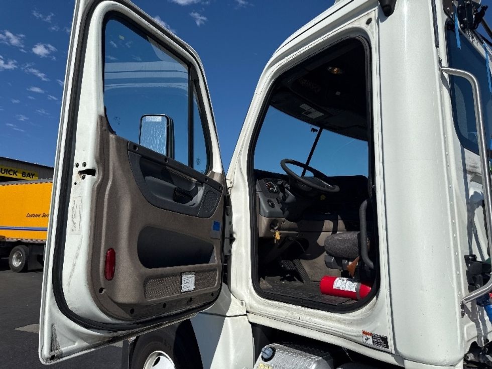 Day Cab Tractor-Heavy Duty Tractors-Freightliner-2018-Cascadia 12564ST-West Sacramento-CA-438,307\n\t\tmiles-$ 34,750 - Image 9