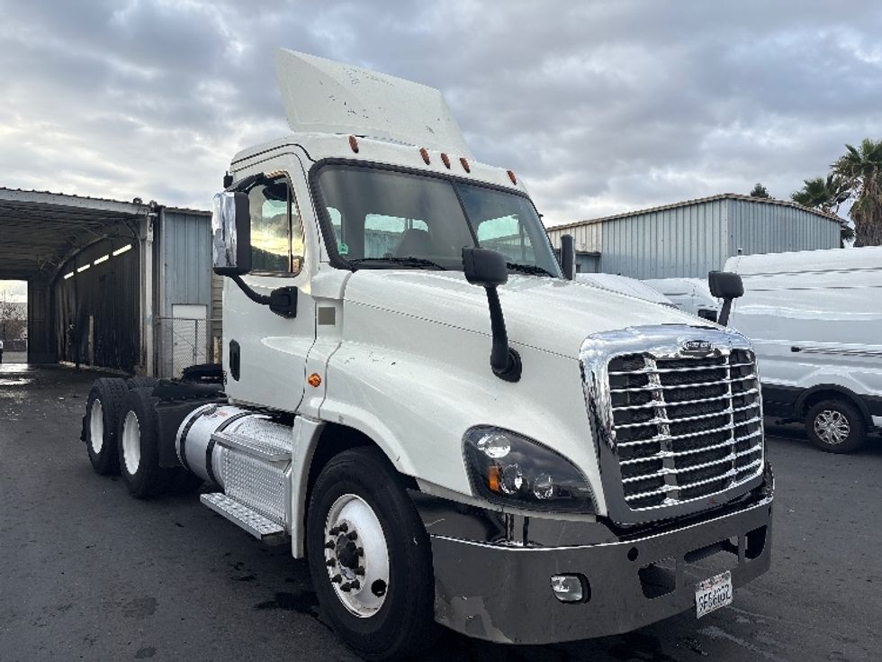 Day Cab Tractor-Heavy Duty Tractors-Freightliner-2018-Cascadia 12564ST-West Sacramento-CA-440,125\n\t\tmiles-$ 34,500 - Image 1