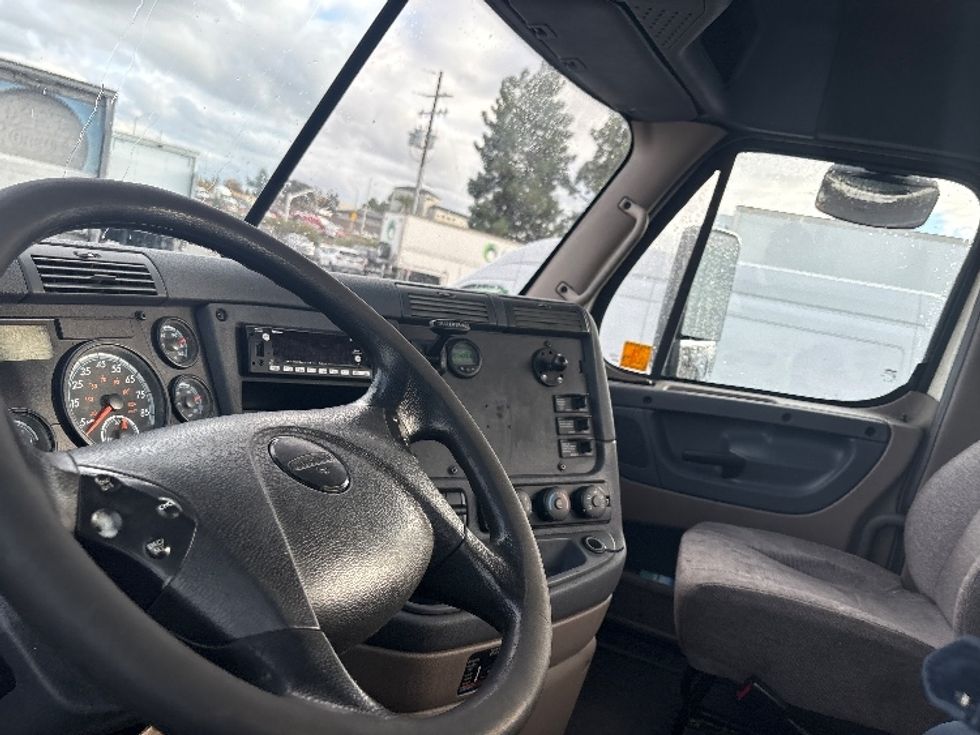 Day Cab Tractor-Heavy Duty Tractors-Freightliner-2018-Cascadia 12564ST-West Sacramento-CA-440,125\n\t\tmiles-$ 34,500 - Image 10