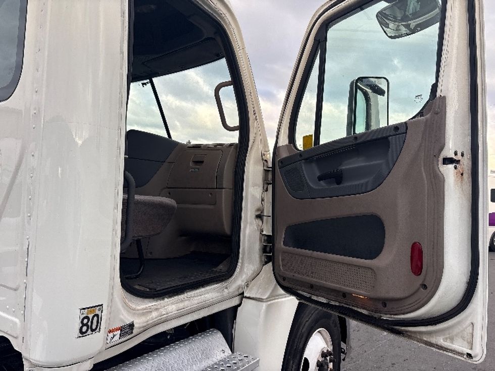 Day Cab Tractor-Heavy Duty Tractors-Freightliner-2018-Cascadia 12564ST-West Sacramento-CA-440,125\n\t\tmiles-$ 34,500 - Image 12