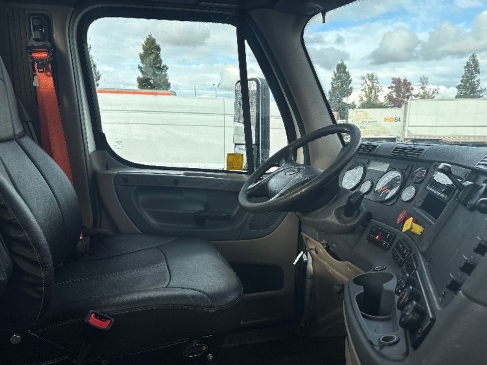 Day Cab Tractor-Heavy Duty Tractors-Freightliner-2018-Cascadia 12564ST-West Sacramento-CA-440,125\n\t\tmiles-$ 34,500 - Image 14