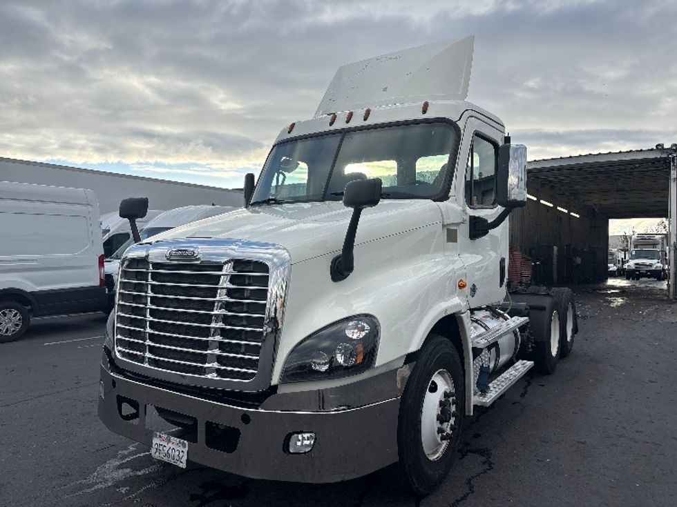 Day Cab Tractor-Heavy Duty Tractors-Freightliner-2018-Cascadia 12564ST-West Sacramento-CA-440,125\n\t\tmiles-$ 34,500 - Image 3