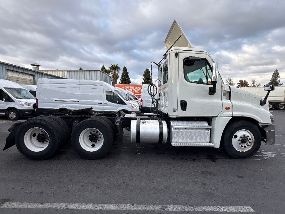 Day Cab Tractor-Heavy Duty Tractors-Freightliner-2018-Cascadia 12564ST-West Sacramento-CA-440,125\n\t\tmiles-$ 34,500 - Image 8