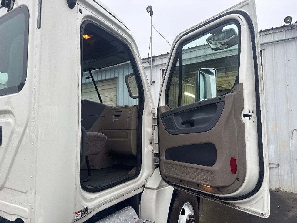 Day Cab Tractor-Heavy Duty Tractors-Freightliner-2018-Cascadia 12564ST-West Sacramento-CA-454,927\n\t\tmiles-$ 34,000 - Image 12