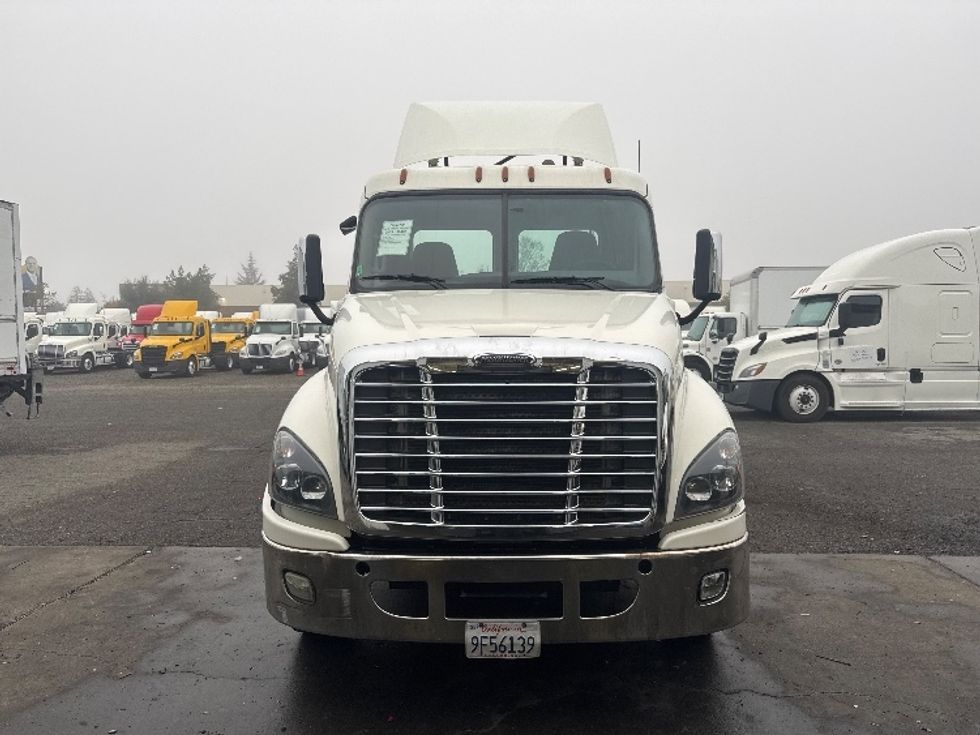 Day Cab Tractor-Heavy Duty Tractors-Freightliner-2018-Cascadia 12564ST-West Sacramento-CA-454,927\n\t\tmiles-$ 34,000 - Image 2