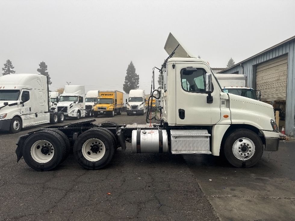 Day Cab Tractor-Heavy Duty Tractors-Freightliner-2018-Cascadia 12564ST-West Sacramento-CA-454,927\n\t\tmiles-$ 34,000 - Image 8