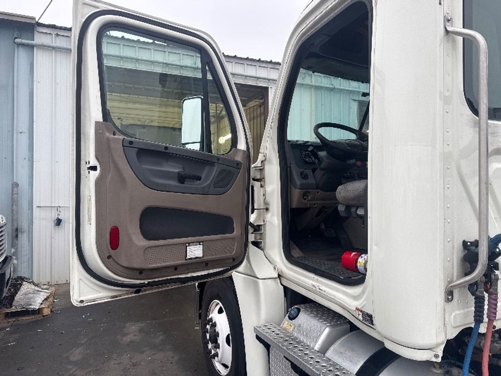 Day Cab Tractor-Heavy Duty Tractors-Freightliner-2018-Cascadia 12564ST-West Sacramento-CA-454,927\n\t\tmiles-$ 34,000 - Image 9