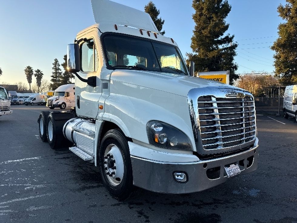 Day Cab Tractor-Heavy Duty Tractors-Freightliner-2018-Cascadia 12564ST-West Sacramento-CA-456,927\n\t\tmiles-$ 37,250 - Image 1