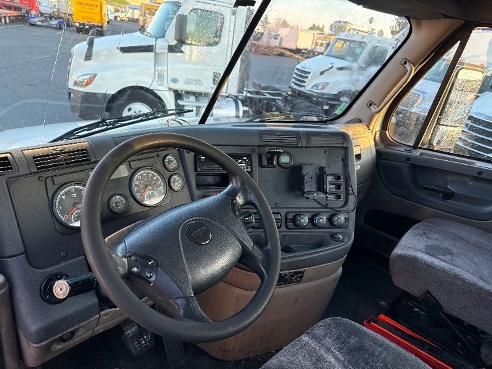 Day Cab Tractor-Heavy Duty Tractors-Freightliner-2018-Cascadia 12564ST-West Sacramento-CA-456,927\n\t\tmiles-$ 37,250 - Image 10