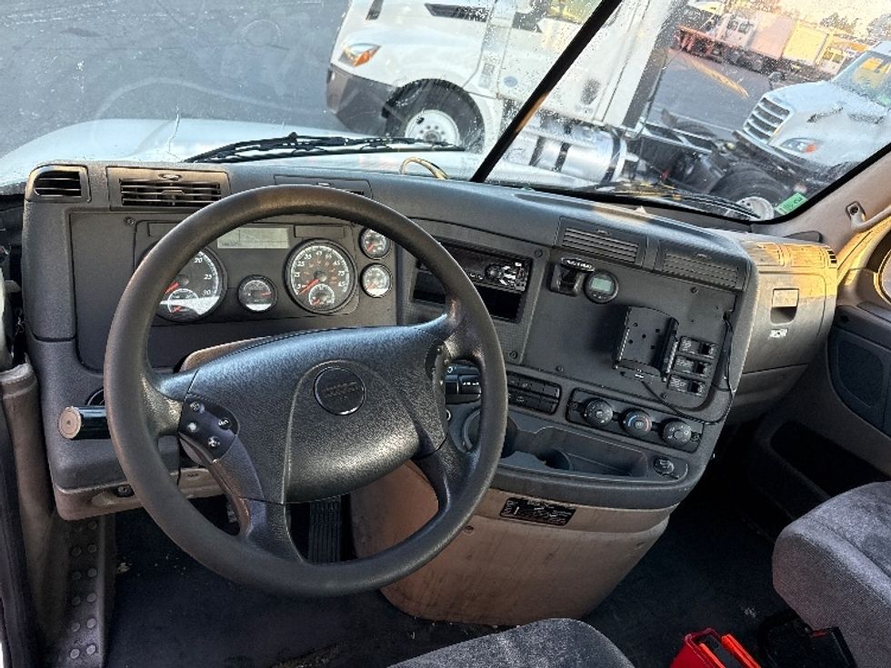 Day Cab Tractor-Heavy Duty Tractors-Freightliner-2018-Cascadia 12564ST-West Sacramento-CA-456,927\n\t\tmiles-$ 37,250 - Image 11