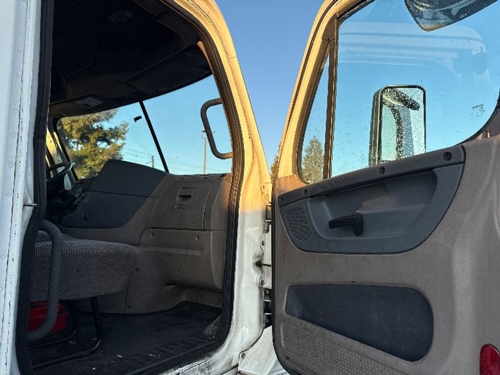 Day Cab Tractor-Heavy Duty Tractors-Freightliner-2018-Cascadia 12564ST-West Sacramento-CA-456,927\n\t\tmiles-$ 37,250 - Image 12