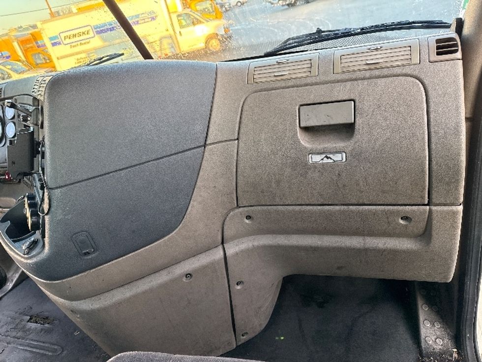 Day Cab Tractor-Heavy Duty Tractors-Freightliner-2018-Cascadia 12564ST-West Sacramento-CA-456,927\n\t\tmiles-$ 37,250 - Image 13