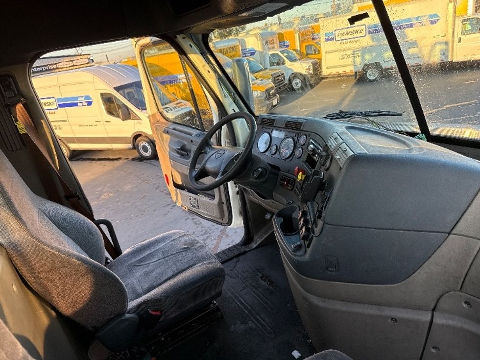 Day Cab Tractor-Heavy Duty Tractors-Freightliner-2018-Cascadia 12564ST-West Sacramento-CA-456,927\n\t\tmiles-$ 37,250 - Image 14