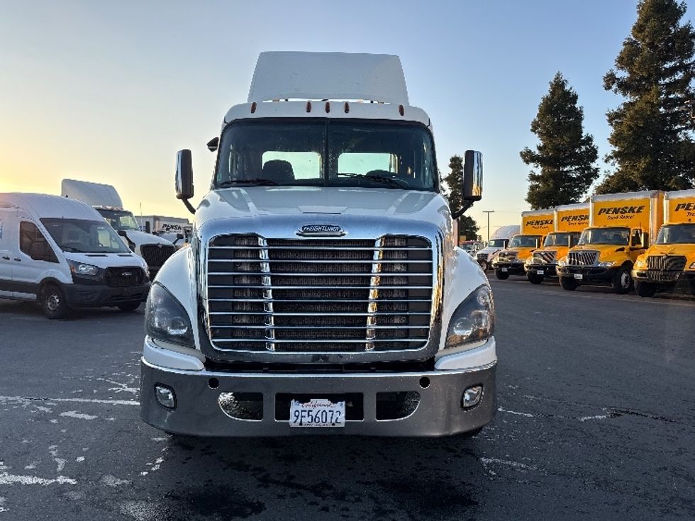 Day Cab Tractor-Heavy Duty Tractors-Freightliner-2018-Cascadia 12564ST-West Sacramento-CA-456,927\n\t\tmiles-$ 37,250 - Image 2