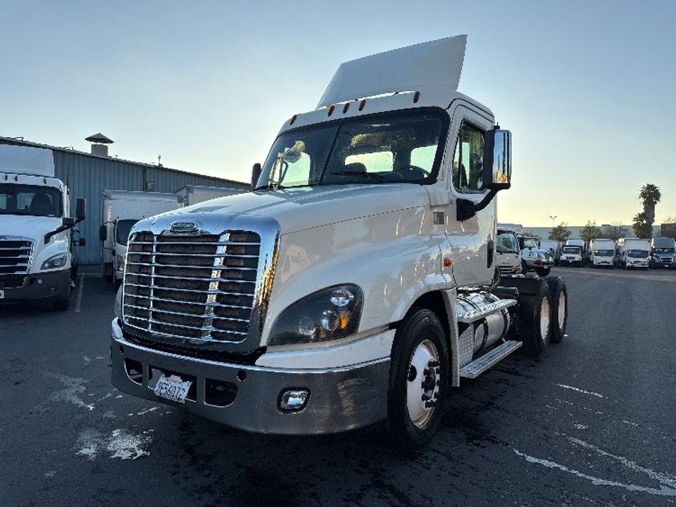 Day Cab Tractor-Heavy Duty Tractors-Freightliner-2018-Cascadia 12564ST-West Sacramento-CA-456,927\n\t\tmiles-$ 37,250 - Image 3