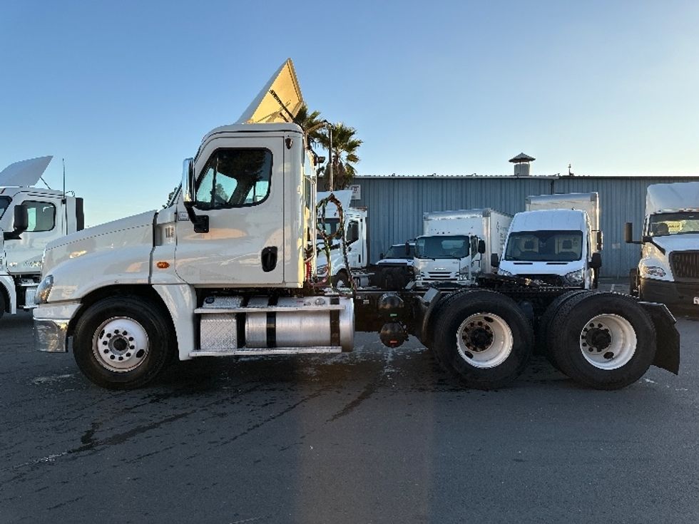 Day Cab Tractor-Heavy Duty Tractors-Freightliner-2018-Cascadia 12564ST-West Sacramento-CA-456,927\n\t\tmiles-$ 37,250 - Image 4