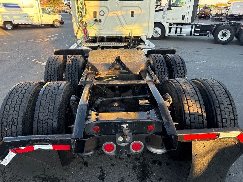 Day Cab Tractor-Heavy Duty Tractors-Freightliner-2018-Cascadia 12564ST-West Sacramento-CA-456,927\n\t\tmiles-$ 37,250 - Image 6