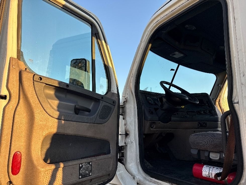 Day Cab Tractor-Heavy Duty Tractors-Freightliner-2018-Cascadia 12564ST-West Sacramento-CA-456,927\n\t\tmiles-$ 37,250 - Image 9