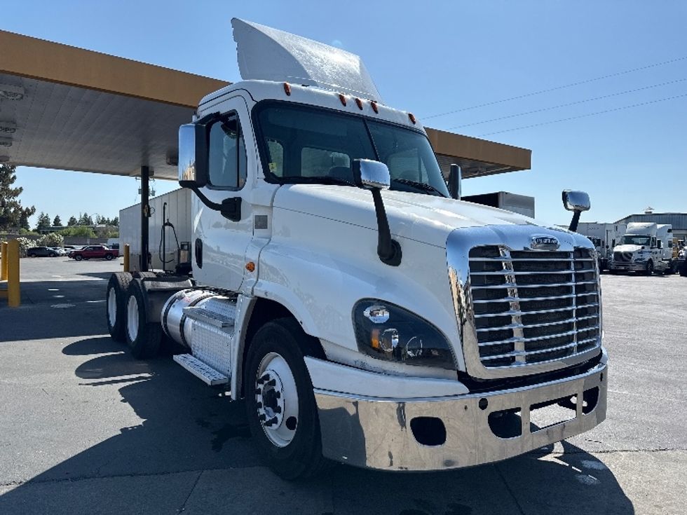 Day Cab Tractor-Heavy Duty Tractors-Freightliner-2018-Cascadia 12564ST-West Sacramento-CA-459,559\n\t\tmiles-$ 35,750 - Image 1