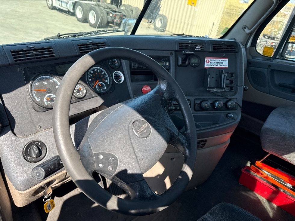 Day Cab Tractor-Heavy Duty Tractors-Freightliner-2018-Cascadia 12564ST-West Sacramento-CA-459,559\n\t\tmiles-$ 35,750 - Image 10