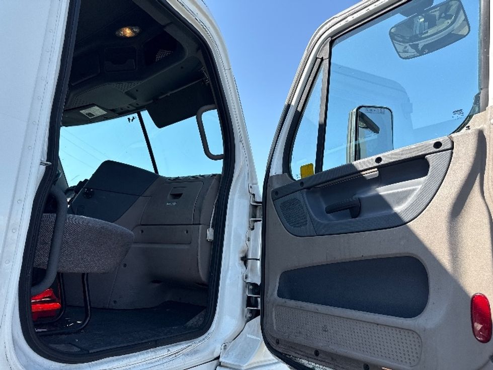 Day Cab Tractor-Heavy Duty Tractors-Freightliner-2018-Cascadia 12564ST-West Sacramento-CA-459,559\n\t\tmiles-$ 35,750 - Image 12