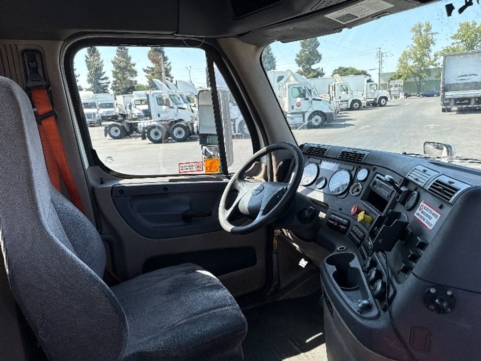 Day Cab Tractor-Heavy Duty Tractors-Freightliner-2018-Cascadia 12564ST-West Sacramento-CA-459,559\n\t\tmiles-$ 35,750 - Image 14