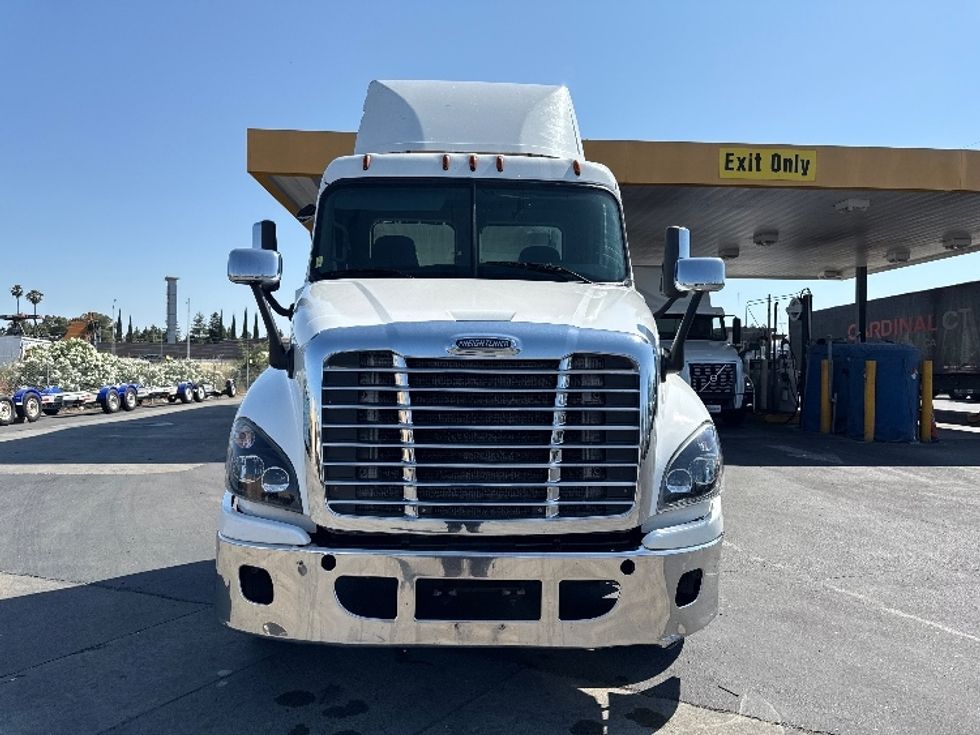 Day Cab Tractor-Heavy Duty Tractors-Freightliner-2018-Cascadia 12564ST-West Sacramento-CA-459,559\n\t\tmiles-$ 35,750 - Image 2