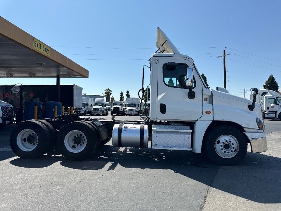 Day Cab Tractor-Heavy Duty Tractors-Freightliner-2018-Cascadia 12564ST-West Sacramento-CA-459,559\n\t\tmiles-$ 35,750 - Image 8