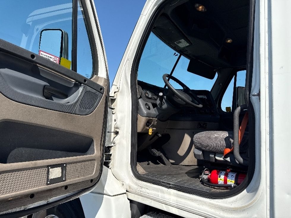 Day Cab Tractor-Heavy Duty Tractors-Freightliner-2018-Cascadia 12564ST-West Sacramento-CA-459,559\n\t\tmiles-$ 35,750 - Image 9